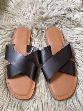 Universal Thread Black Crisscross Slide Sandals with Tan Footbed